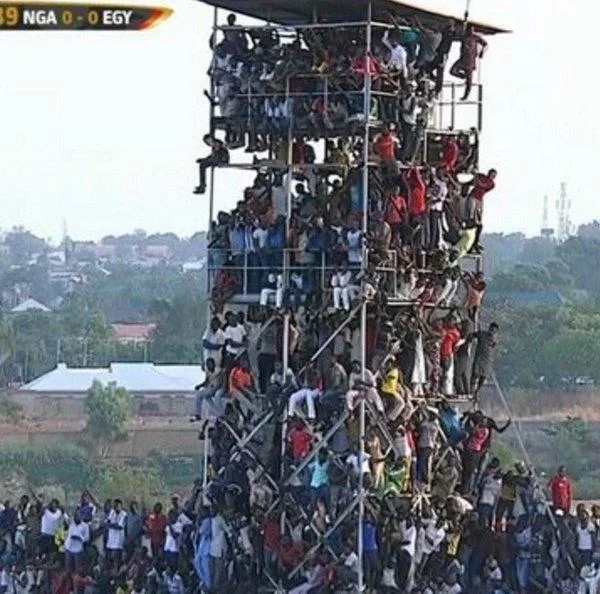 FOTO – Lo stadio è troppo piccolo: trovano un modo alternativo per vedere la partita…