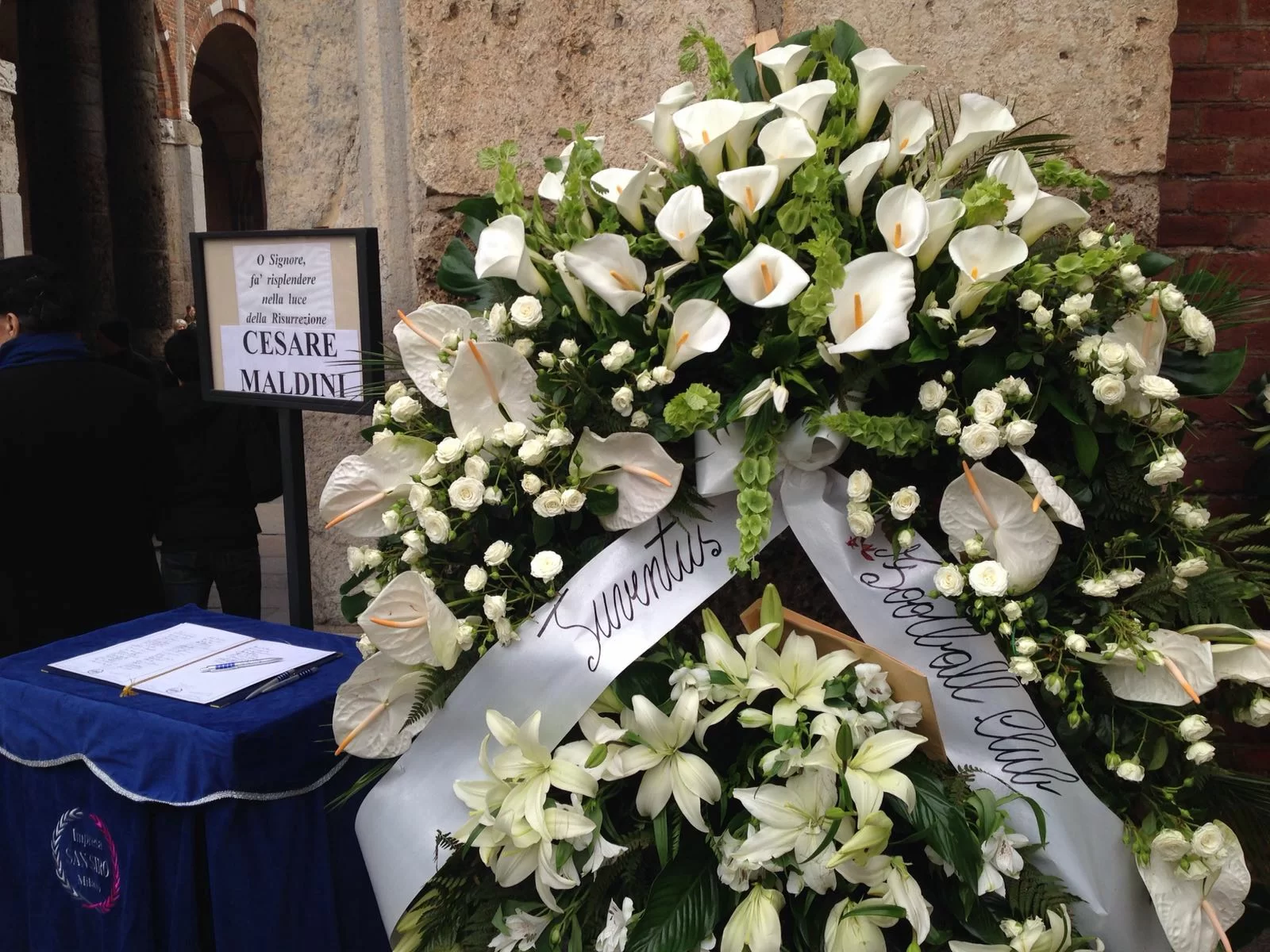 SM RELIVE/ Funerali Cesare Maldini, conclusa la cerimonia. Grande commozione generale, l’abbraccio fra Paolo e Teocoli