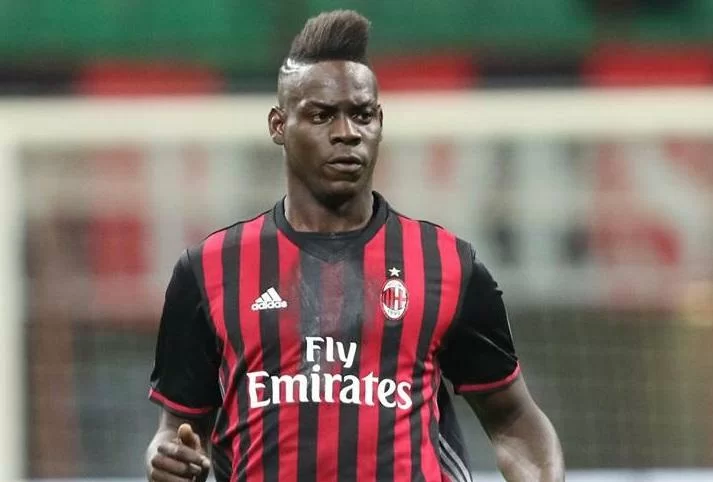 Balotelli, la bravata costa caro: denunciato per istigazione a delinquere ed esercizio di gioco d’azzardo
