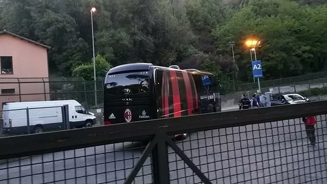 SM FOTO/ Il pullman del Milan è arrivato all’Olimpico