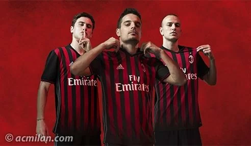 Il Milan presenta la nuova maglia 2016/17 a la Rinascente