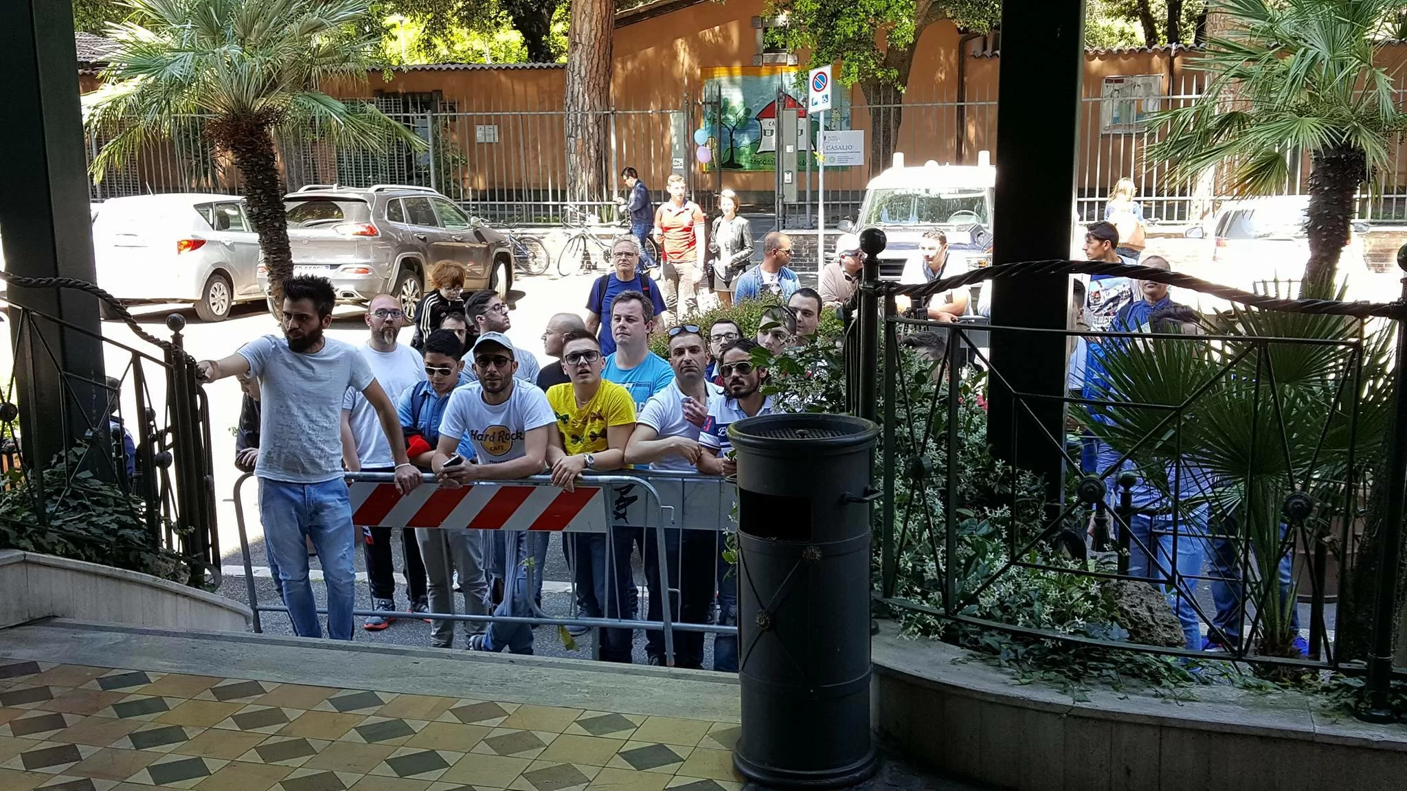 SM PHOTOGALLERY/ I tifosi del Milan davanti all’albergo dei rossoneri