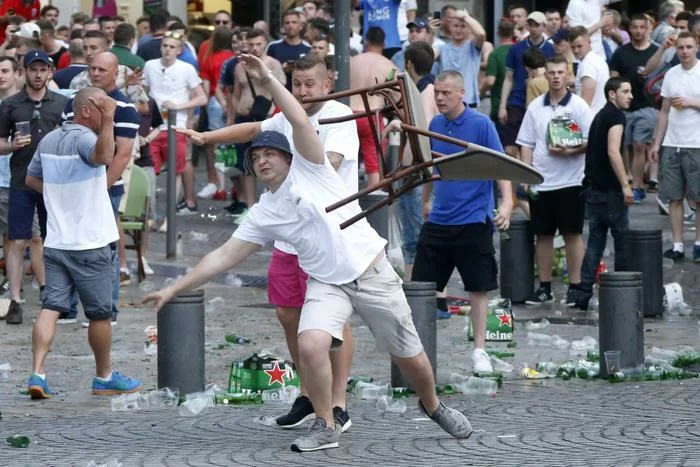 Euro 2016, scontri tra Hooligans e polizia a Marsiglia