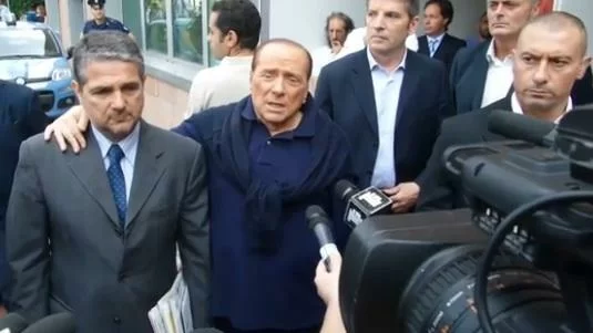 Non finiscono i problemi di salute per Berlusconi: fratturate due dita della mano
