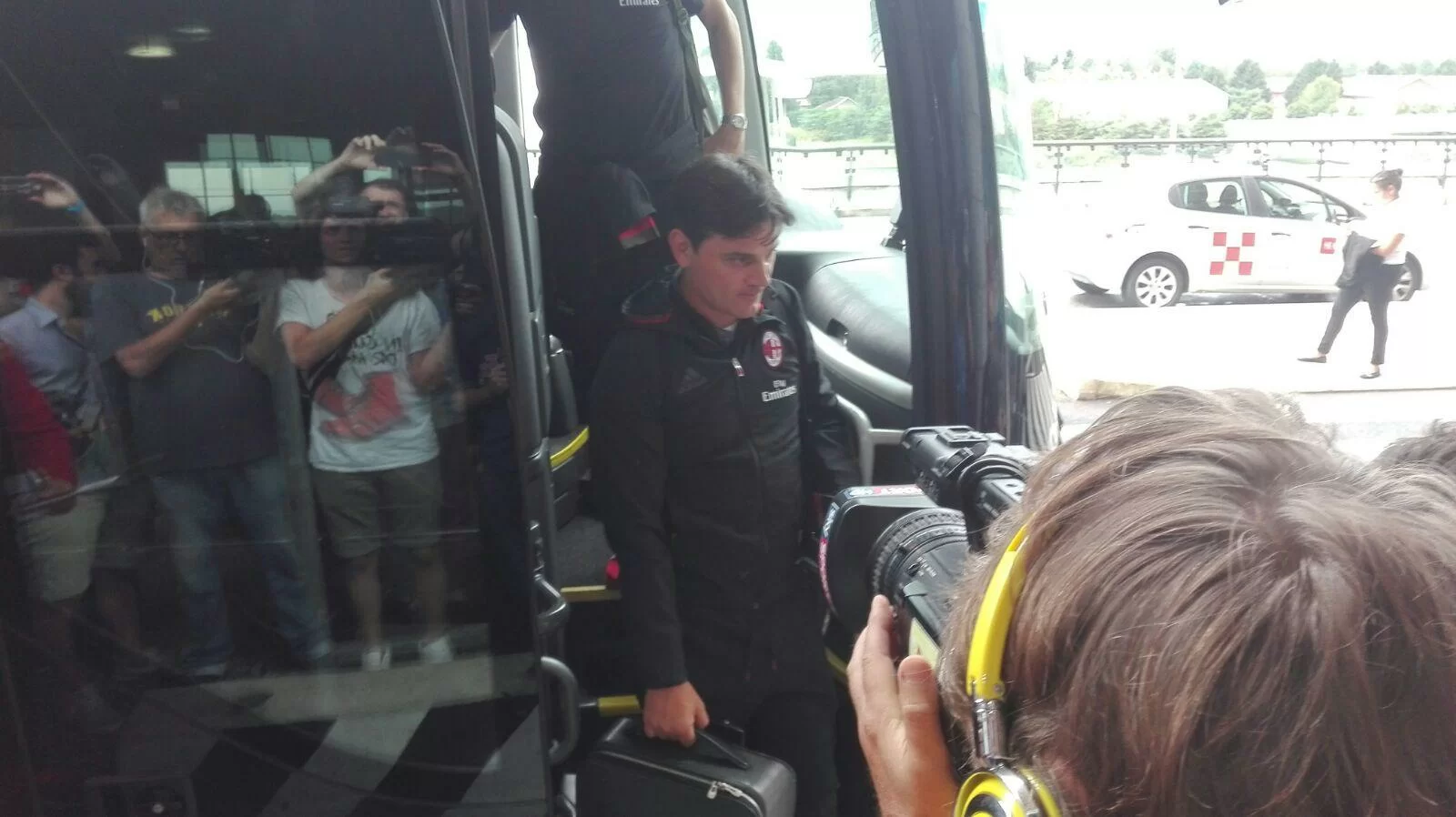 SM/ I giocatori del Milan seguono la diretta dei sorteggi