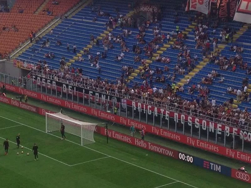 Repubblica.it: caos anche sui biglietti del Milan: spalti vuoti e code fuori dallo stadio