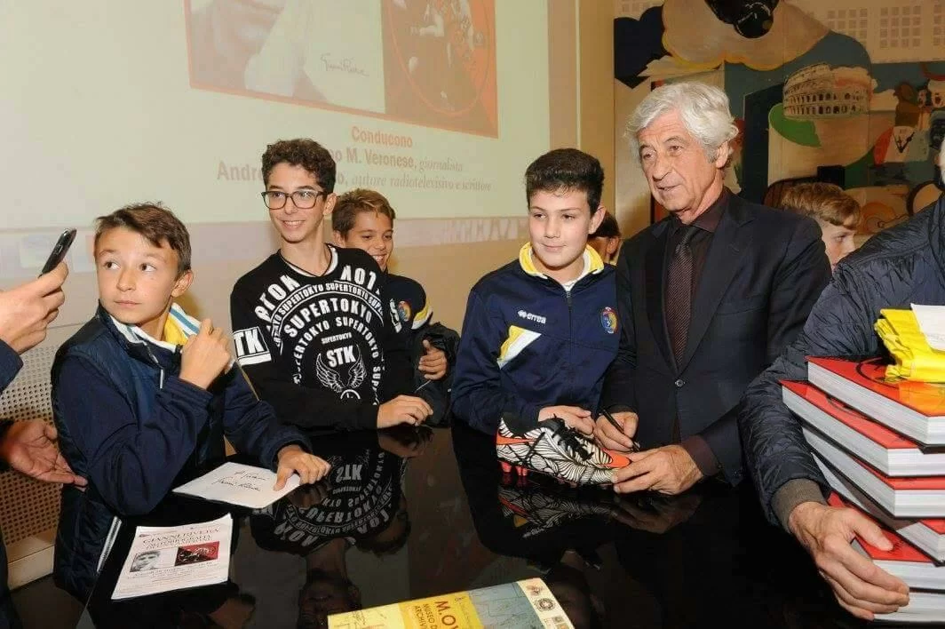 SM FOTO/ Rivera al Milan Club di Segrate per presentare il libro autobiografico