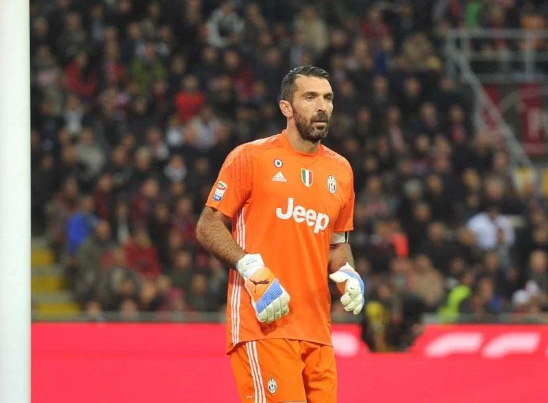 Rai – Buffon: “Ibra non ci sarà al ritorno? Non lo sapevo. A 38 anni fa ancora la differenza”