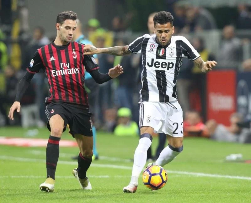 CALCIOMERCATO/ Milan, la Juve è pronta chiudere per De Sciglio se parte Dani Alves