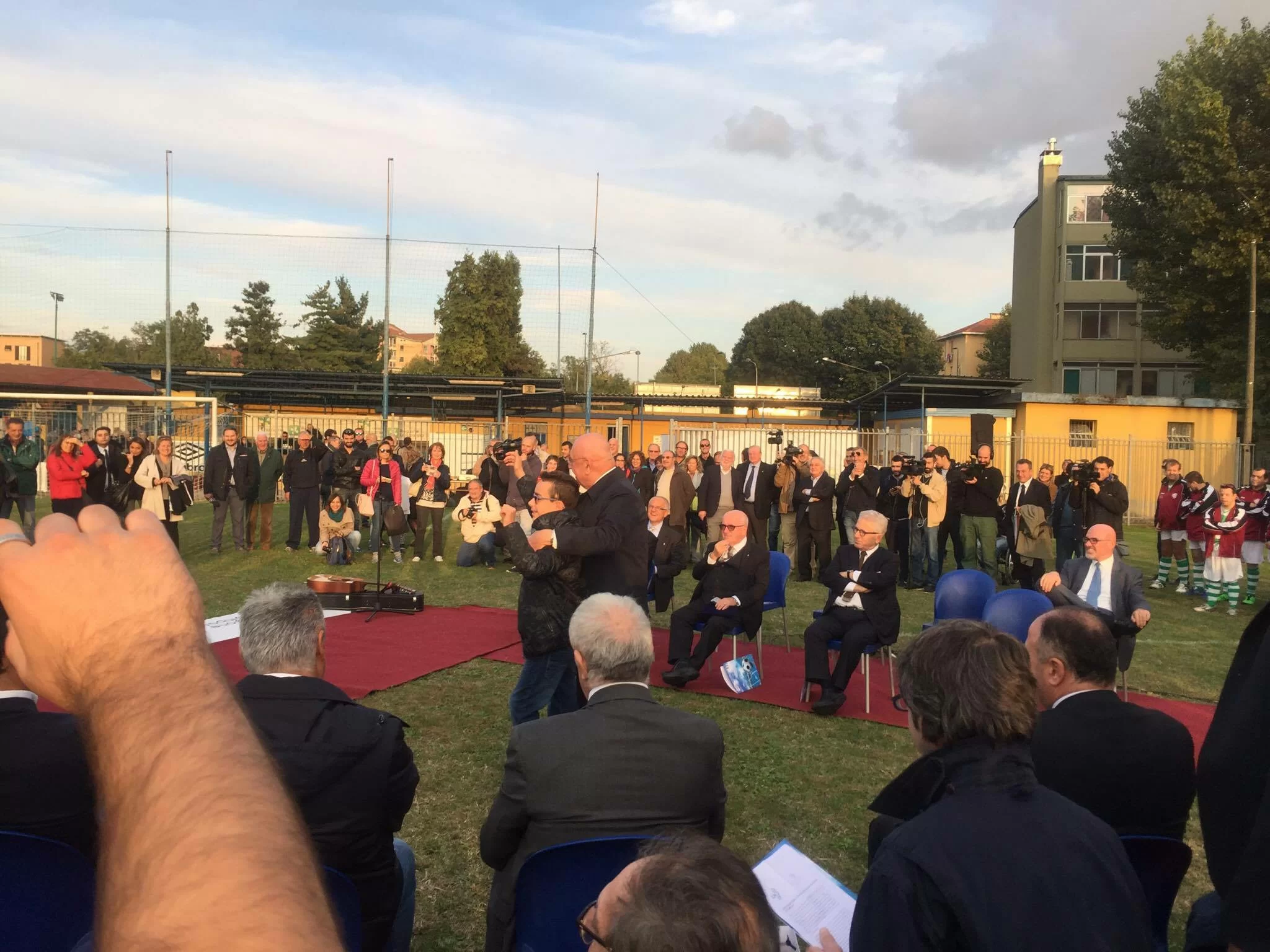 Siparietto da derby: Galliani vede la maglia rossonera di un ragazzino e lo invita a farla vedere ad Ausilio…