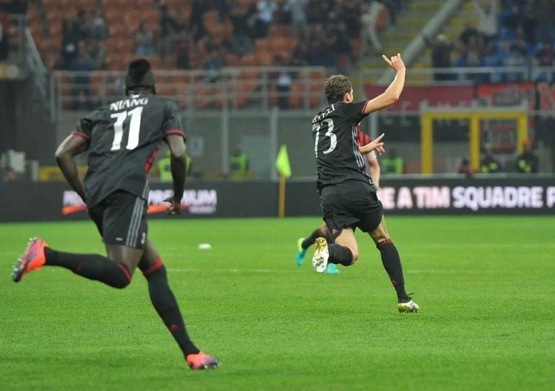 De Sciglio si congratula con Locatelli: “Non male come primo gol…”