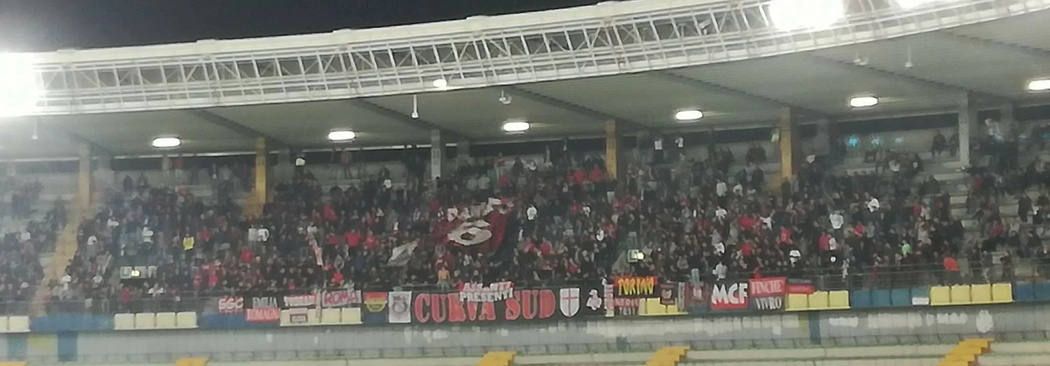 SM FOTO/ La Curva Sud sventola la bandiera di Baresi: “C’è solo un capitano”