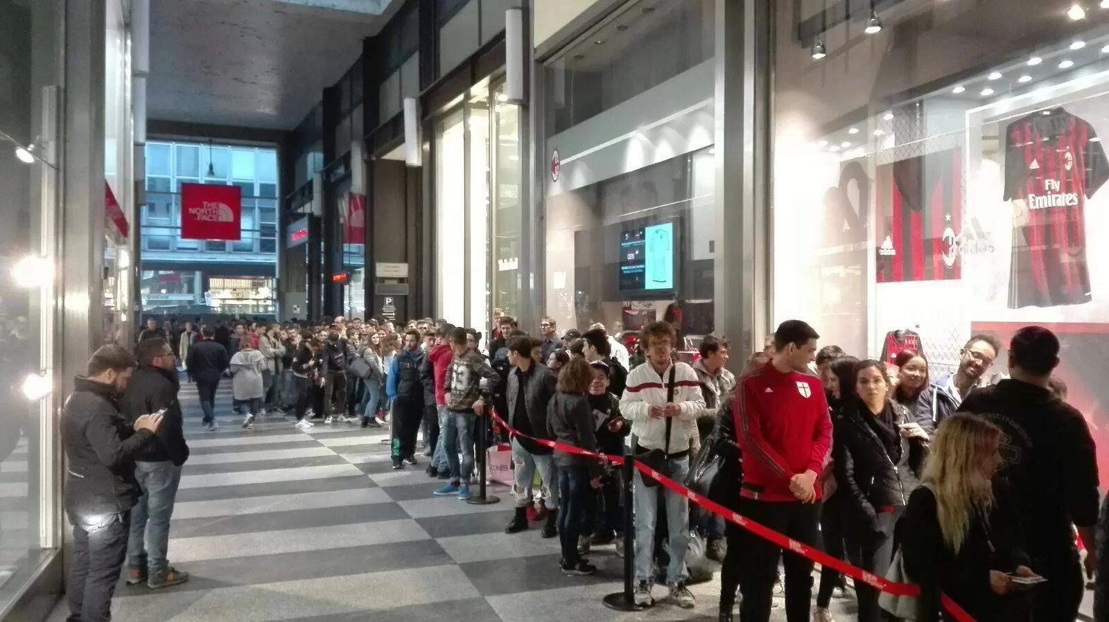 SM VIDEO/ Tifosi scatenati al Milan Megastore: “Chi non salta juventino è…”