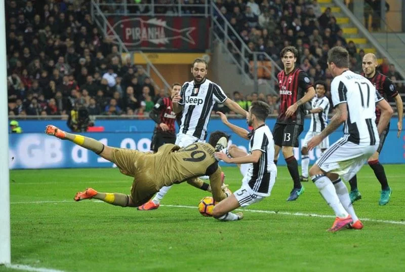 Pjanic, frecciatina al Milan: “Il mio ultimo gol su punizione contro di loro”