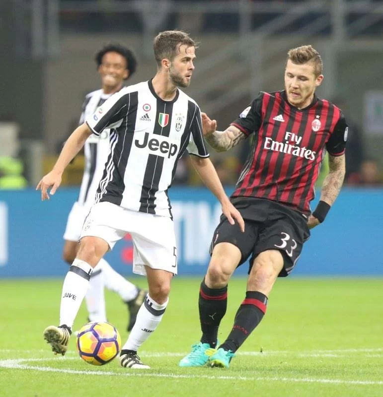 Instagram, Pjanic non ci sta: “mi piace” a un fotomontaggio con Rizzoli che veste la maglia del Milan