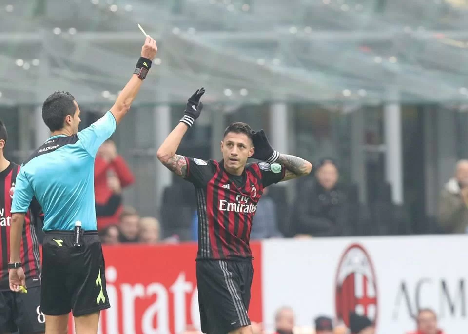 Il Milan torna in campo contro il Cagliari, 24 ammonizioni contro 53