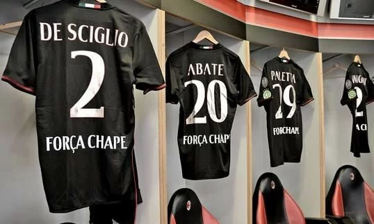 FOTO/ Milan-Crotone: rossoneri in campo con una maglia con la scritta “Força Chape”