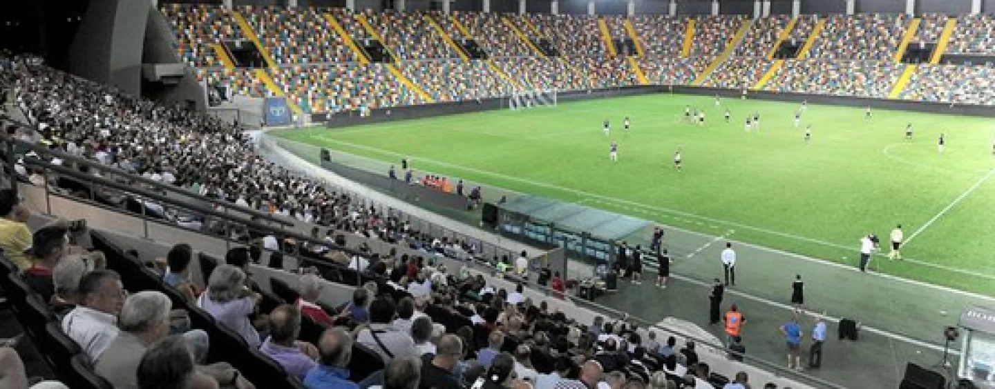 Il Milan è arrivato alla Dacia Arena: uomini di Montella in campo con la maglia bianca