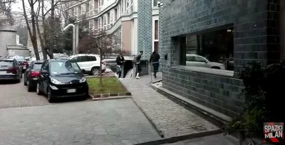 SM VIDEO/ “La Madonnina”, l’arrivo di De Sciglio in stampelle. Visita-lampo di 20′