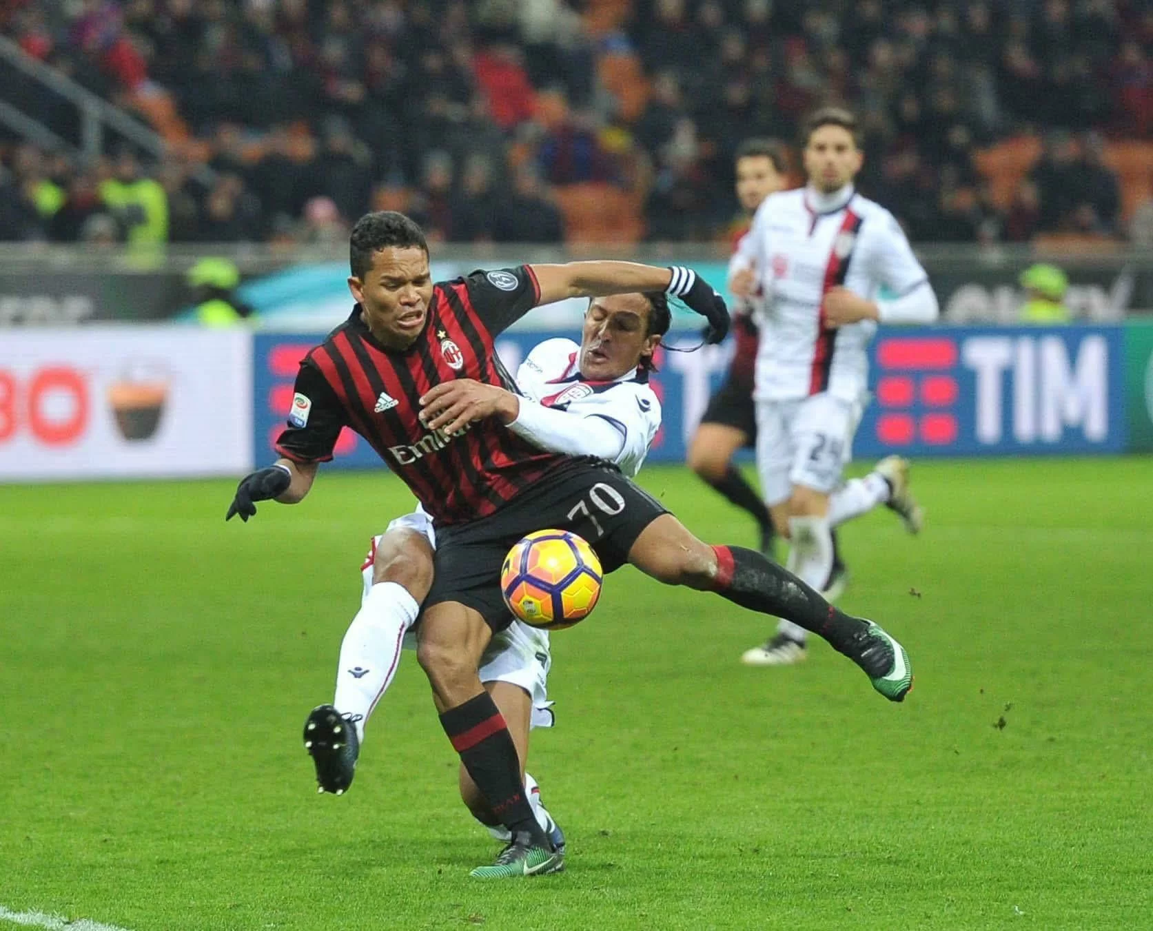 Il Milan resta aggrappato alle prime tre: Bacca tiene viva la Champions… grazie a Lapadula