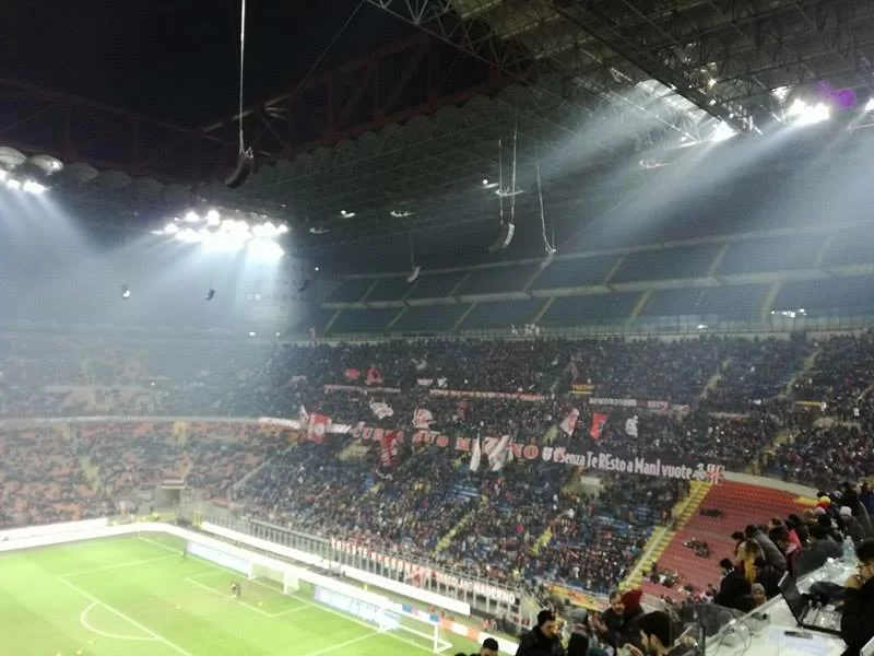 Non c’è amore senza sofferenza: col Napoli, uno stadio rossonero