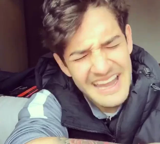 VIDEO – Pato SCATENATO per Sanremo: eccolo mentre canta Tiziano Ferro!