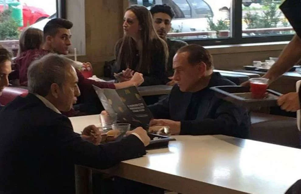 FOTO/ Domenica Silvio Berlusconi ha pranzato in un McDonald’s