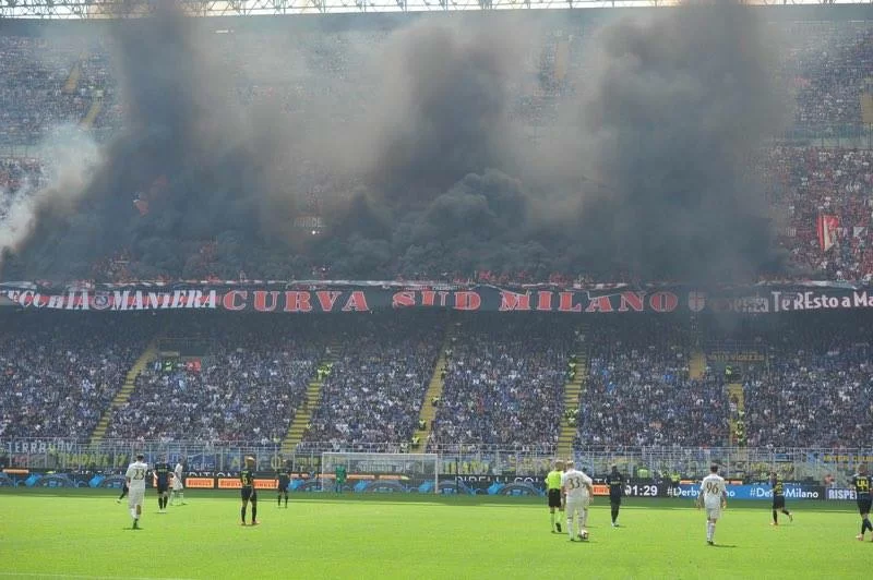 Giudice Sportivo, 5 mila euro di ammenda al Milan per lancio di oggetti durante il derby
