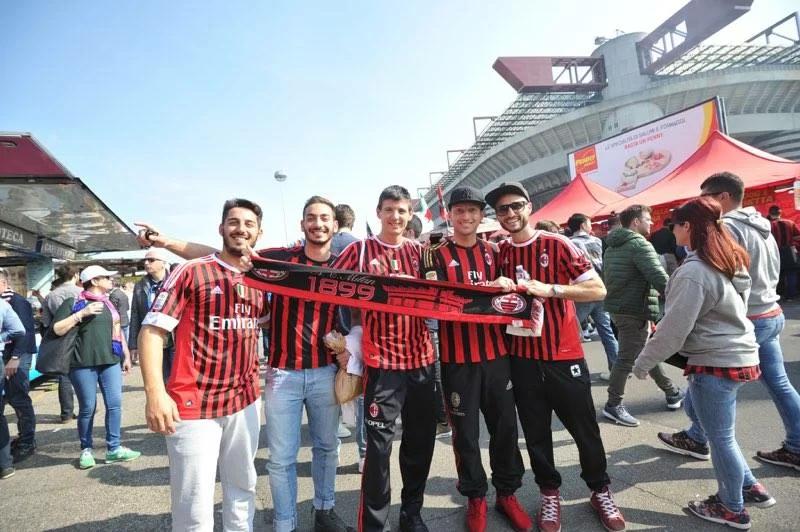 I tifosi sono contro la società, questo Milan è uno scempio: “Neanche con Galliani e i parametri zero”