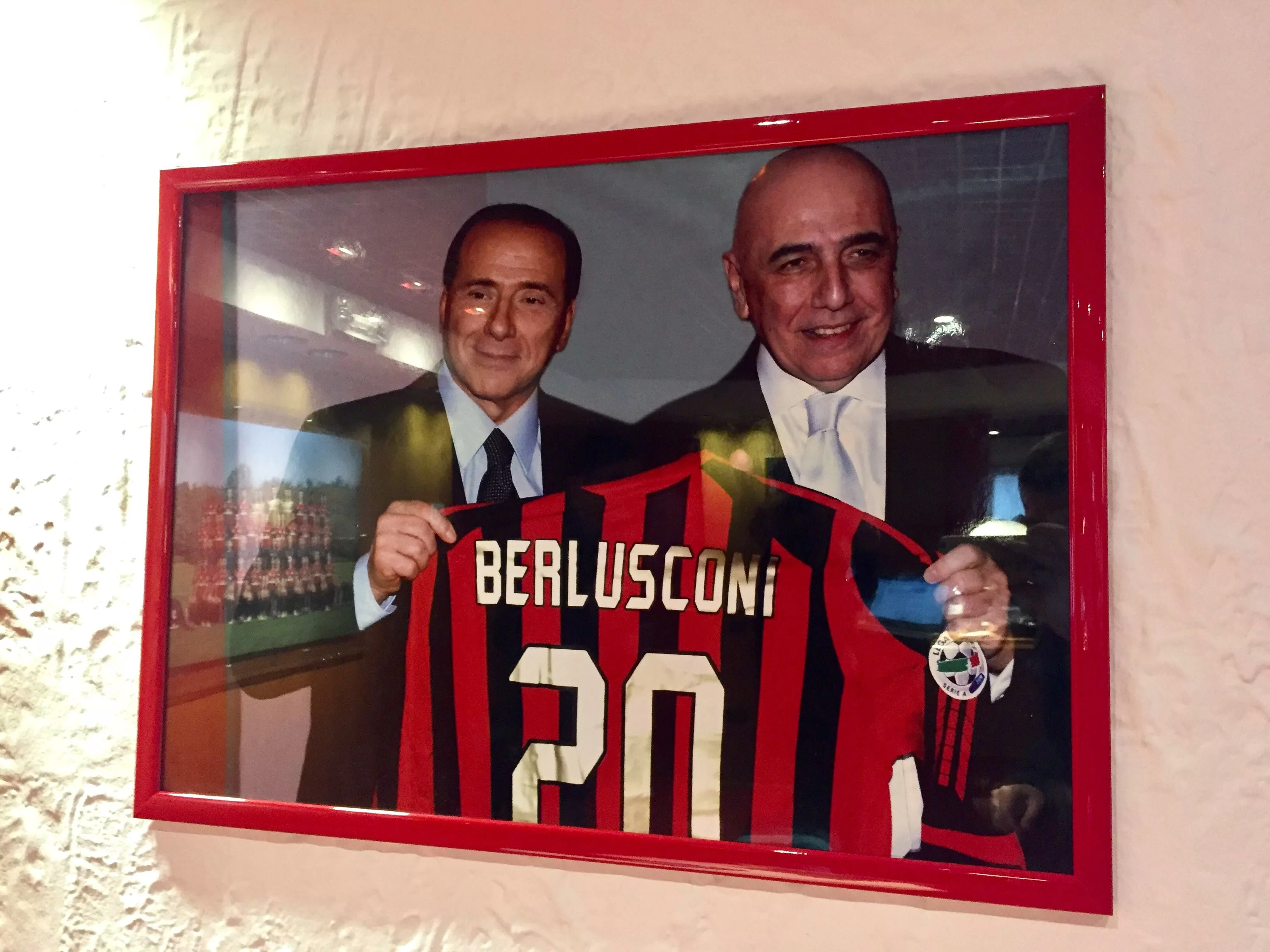 La Repubblica: rimossi dalle pareti di Milanello i successi di Berlusconi, il Milan precisa