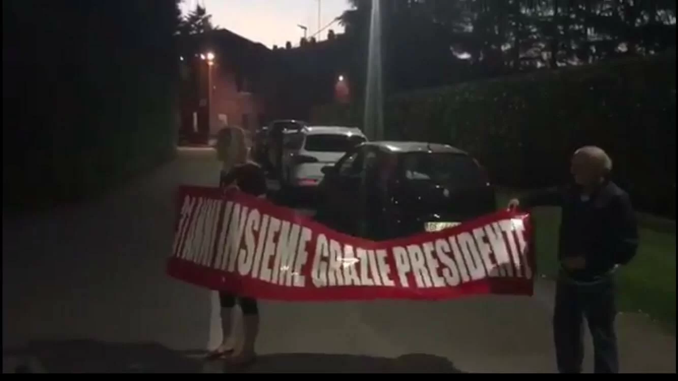 FOTO/ Lo striscione di ringraziamento per Berlusconi