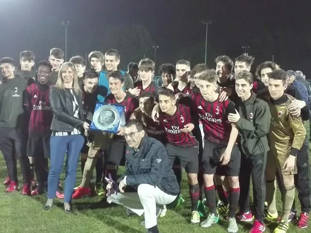 SM FOTO/ Torneo Annovazzi: il Milan ritira il premio per il secondo posto