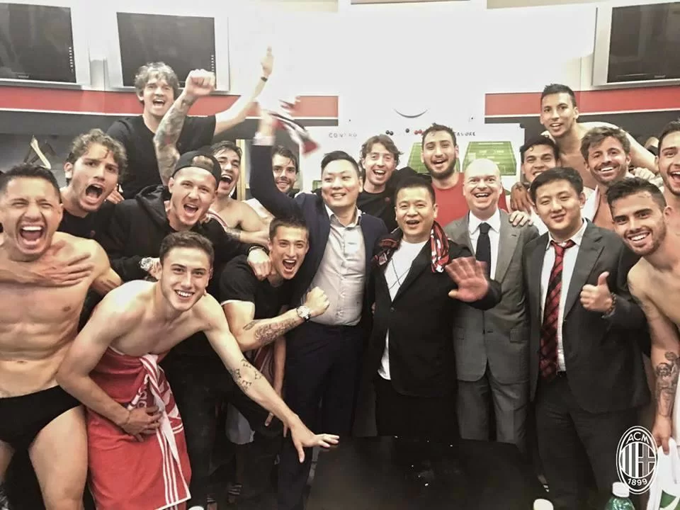 SM/ Yonghong Li nello spogliatoio del Milan per complimentarsi con la squadra