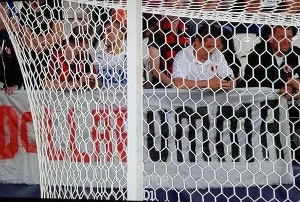 Under-21, altro striscione per Donnarumma: “Se hai il Milan nel cuore, cambia procuratore”