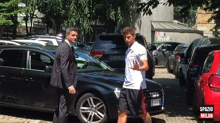 SM VIDEO/ Borini esce da La Madonnina dopo aver superato le visite mediche