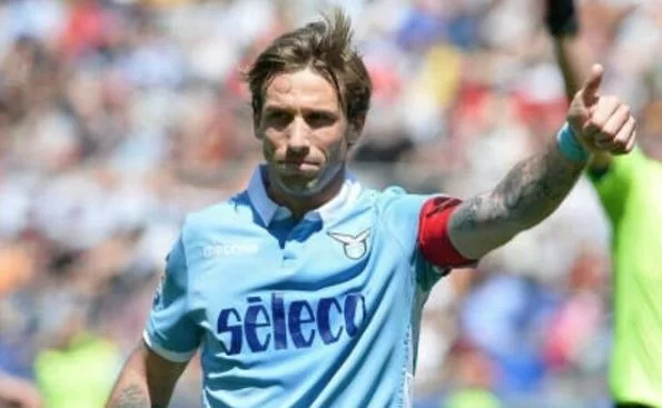 I tifosi laziali non perdonano Biglia: “Capitano del c…, vattene a Milano”