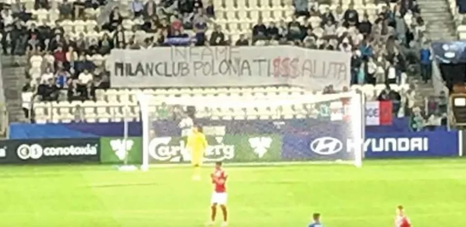FOTO/ Cracovia, altro striscione contro Donnarumma: “Infame, il Milan Club Polonia ti $$$aluta”