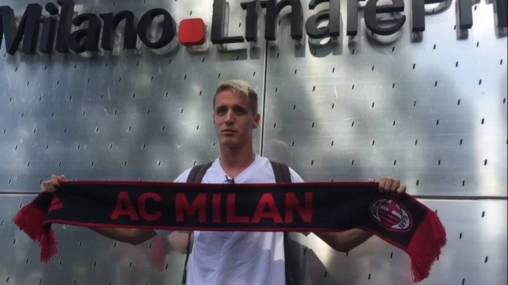 AC Milan su Twitter: “La settimana si chiude con un altro botto, Conti presto a Casa Milan”