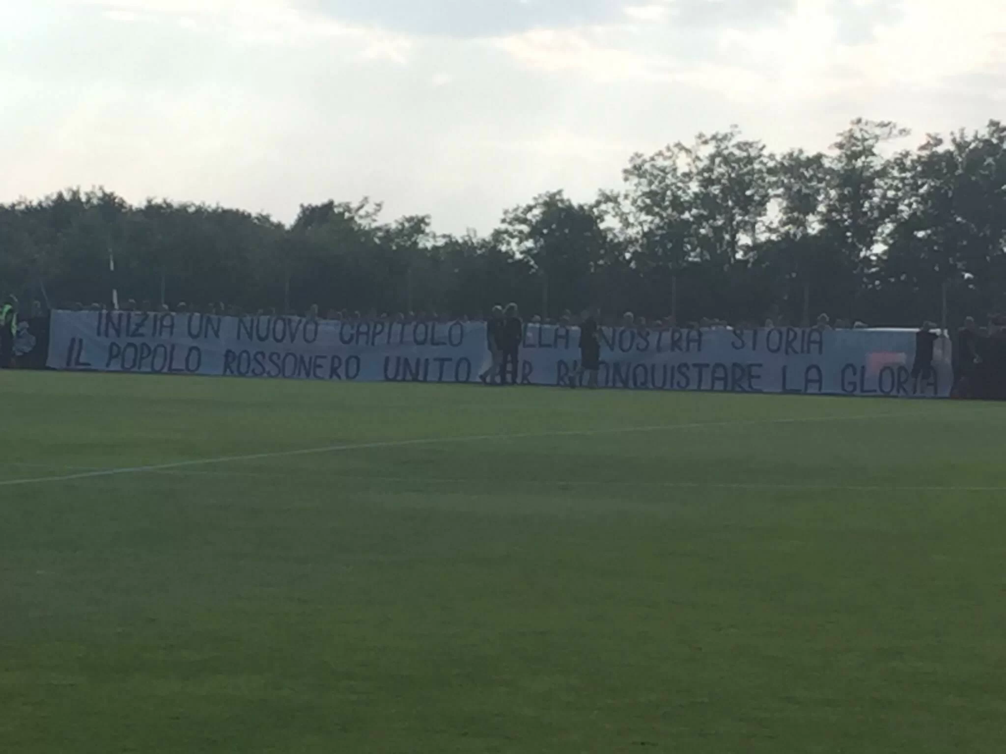 SM FOTO/ Striscione della Curva: “Il popolo rossonero unito per riconquistare la gloria”