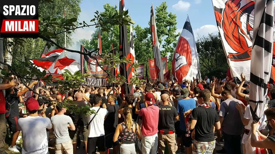 SM FOTO/ Milanello, in corso la dimostrazione della Curva. Attesa per i giocatori