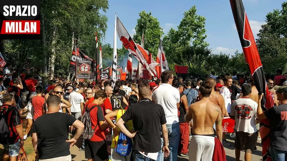 SM VIDEO/ Cori incessanti della Curva Sud fuori da Milanello