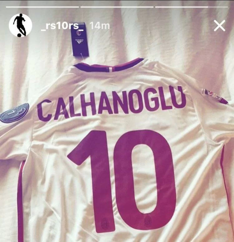 Instagram, un amico di Calhanoglu posta una foto con la nuova maglia del Milan: il numero è il 10