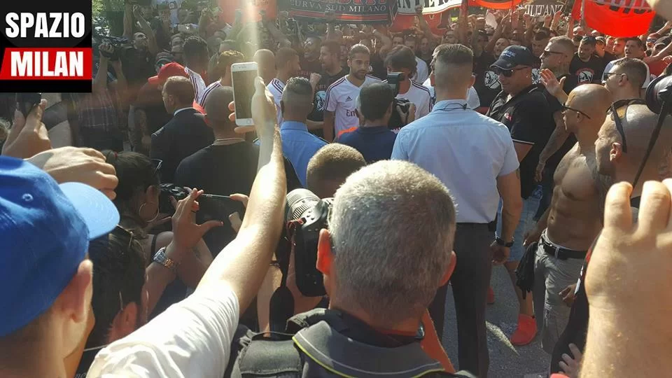 SM VIDEO/ Milanello, il saluto dei giocatori alla Curva Sud