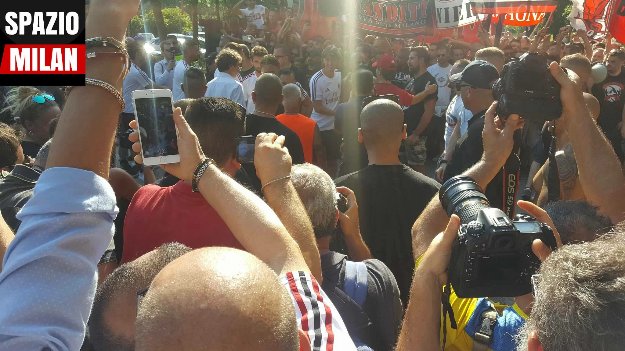 SM PHOTOGALLERY/ Raduno 2017: i giocatori salutano la Curva Sud