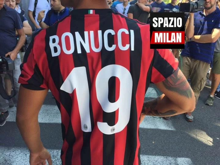 SM FOTO/ Tifosi scatenati, ecco Bonucci: le prime maglie