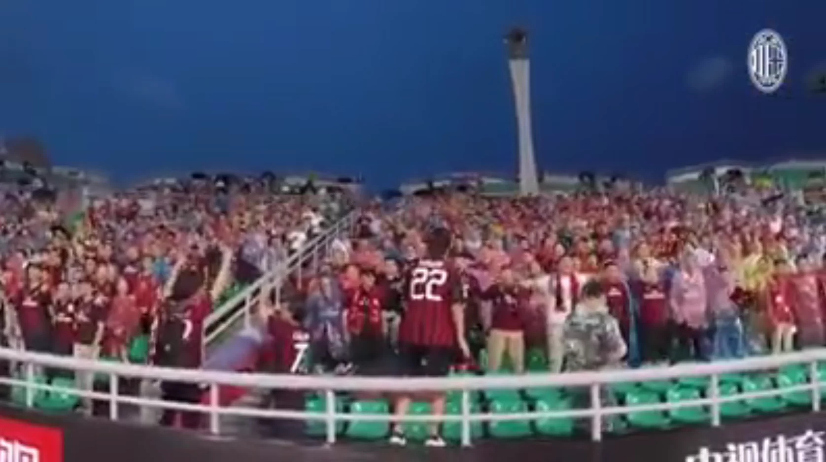 Bayern-Milan, spopola la sciarpa rossonera #wearesorich