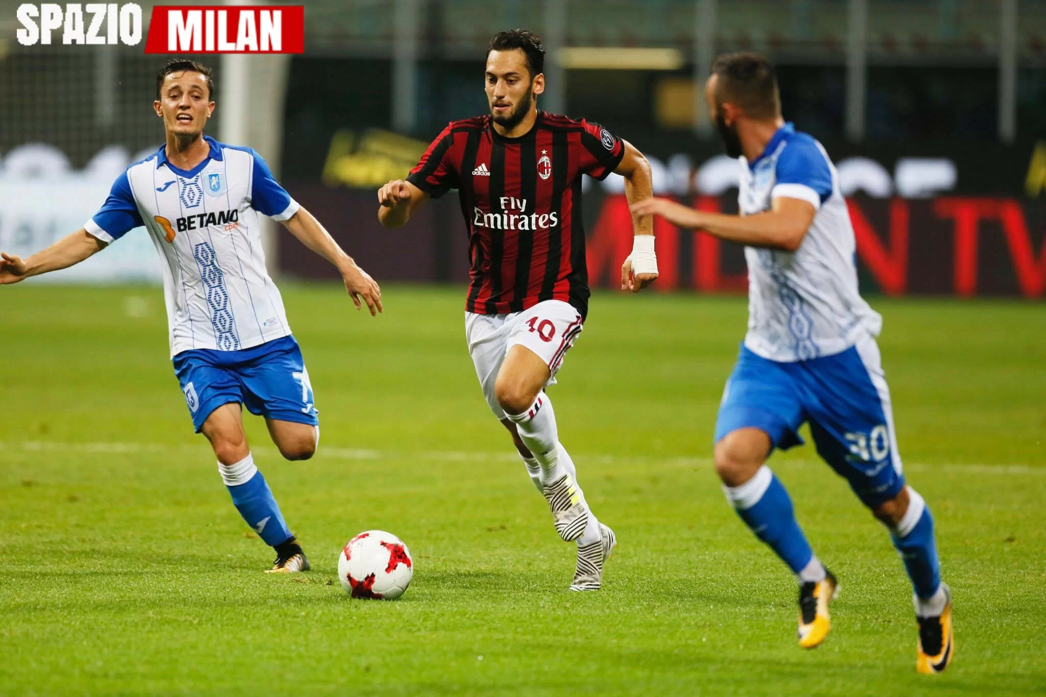 Calhanoglu, problemi da mezz’ala: nella danza dei moduli il turco rischia di perdere il posto
