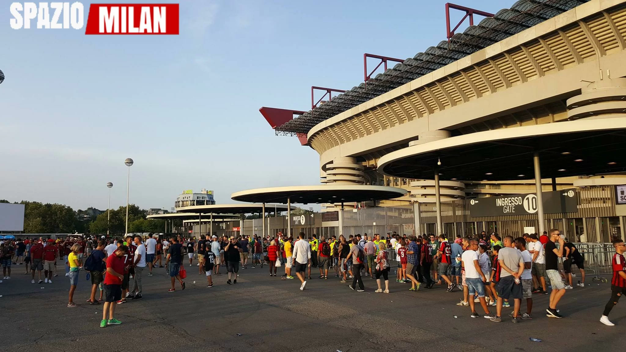 San Siro pieno per Milan-Lazio: aperto anche il terzo rosso