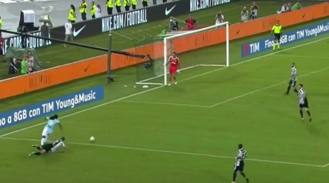 Supercoppa, ironia social contro De Sciglio