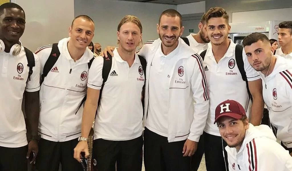 Il Milan parte per Catania: Bonucci posta una foto di gruppo